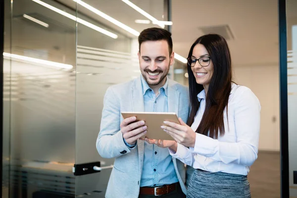 Affärsmän Diskuterar När Använder Digitala Surfplattor Kontoret Tillsammans — Stockfoto