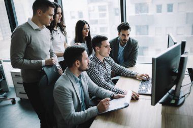 Resim iş adamları birlikte office şirkette çalışan