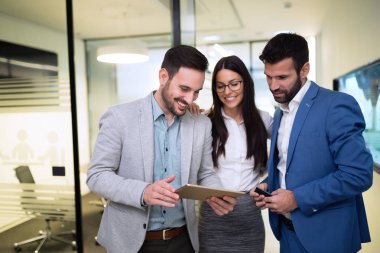 Dijital tablet kullanma office birlikte iş adamları resmini