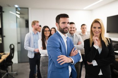 Ofiste poz veren başarılı iş ekibinin portresi