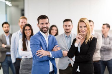 Ofiste poz veren başarılı iş ekibinin portresi