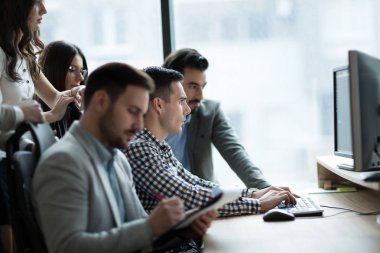 Resim iş adamları birlikte office şirkette çalışan