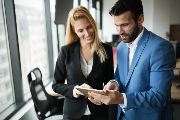 Empresarios Discutiendo Mientras Usan Tableta Digital Oficina Juntos — Foto de Stock