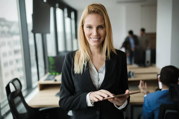 Empresária Atraente Usando Tablet Digital Escritório Moderno — Fotografia de Stock