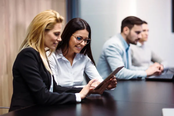 Portret Van Twee Aantrekkelijke Vrouwelijke Ondernemers Met Behulp Van Tablet — Stockfoto