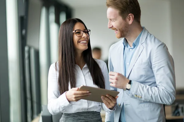 Empresarios Discutiendo Mientras Usan Tableta Digital Oficina Juntos — Foto de Stock