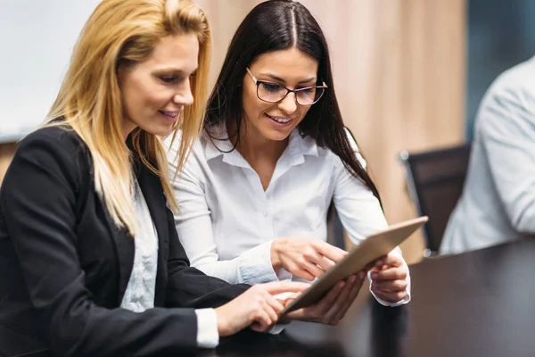 Portrait Two Attractive Businesswomen Using Tablet Modern Office — Stock Photo, Image
