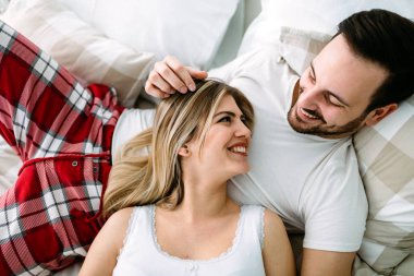 Yatak odasında genç çekici sevgi dolu çift portresi