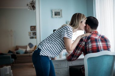 Genç çekici grafik tasarımcıları proje üzerinde birlikte çalışma