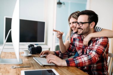 Genç çekici grafik tasarımcıları proje üzerinde birlikte çalışma