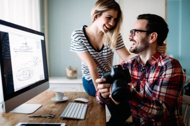 Genç çekici grafik tasarımcıları proje üzerinde birlikte çalışma