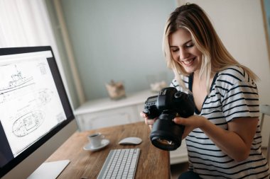 Evde projede çalışan genç çekici Tasarımcısı
