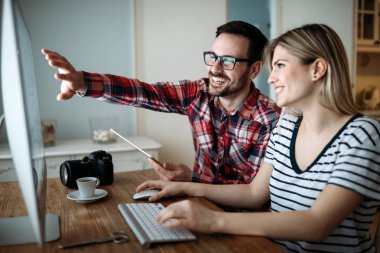 Genç çekici grafik tasarımcıları proje üzerinde birlikte çalışma