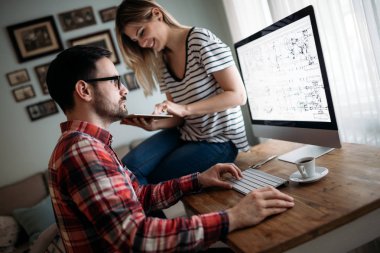 Genç çekici grafik tasarımcıları proje üzerinde birlikte çalışma