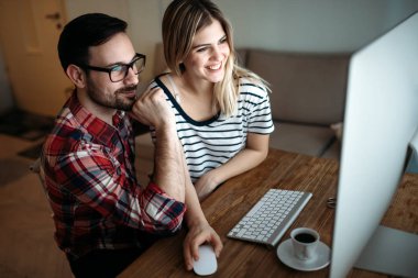 Genç çekici grafik tasarımcıları proje üzerinde birlikte çalışma