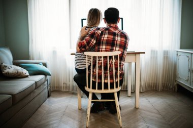 Genç çekici grafik tasarımcıları proje üzerinde birlikte çalışma