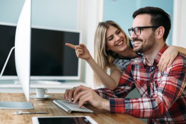 Genç çekici grafik tasarımcıları proje üzerinde birlikte çalışma