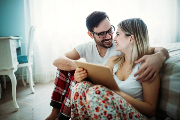 Unga Lyckliga Paret Använder Digitala Tablett Sovrum — Stockfoto