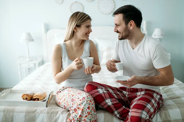 Retrato Pareja Amorosa Atractiva Joven Dormitorio — Foto de Stock