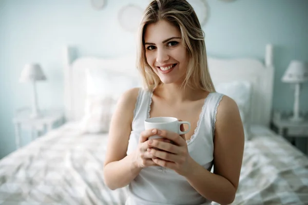 Junge Schöne Frau Sitzt Allein Hause Auf Dem Bett — Stockfoto