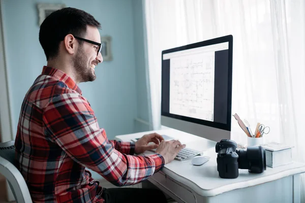 Evde projede çalışan genç çekici Tasarımcısı