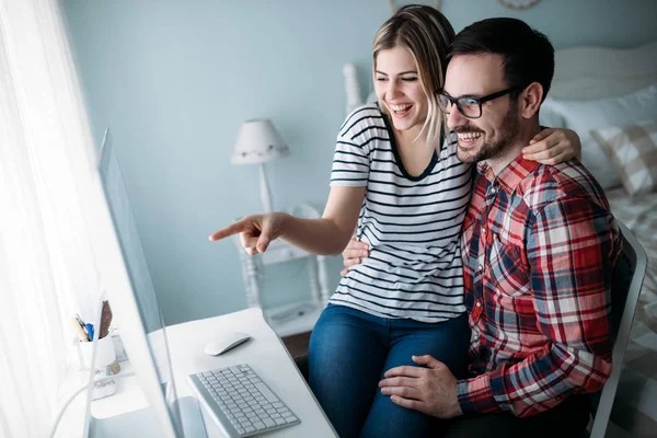 Unga Attraktiva Grafiska Formgivare Arbetar Projektet Tillsammans — Stockfoto