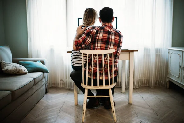 Genç çekici grafik tasarımcıları proje üzerinde birlikte çalışma