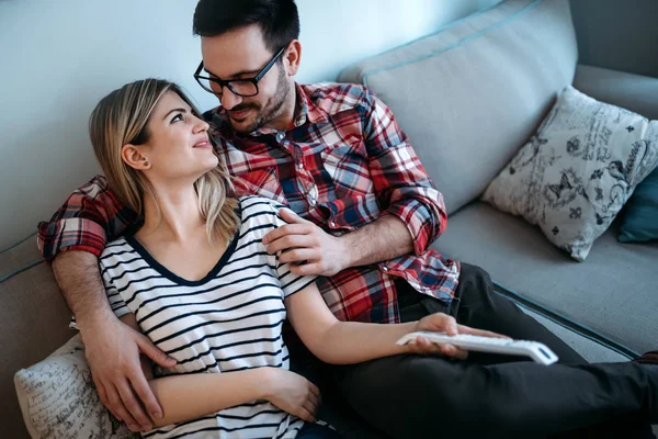 Retrato Pareja Amorosa Atractiva Joven Sala Estar —  Fotos de Stock