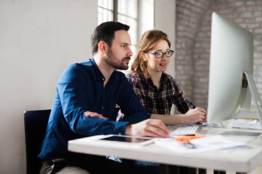 Resim birlikte modern ofisinde çalışan mimarlar