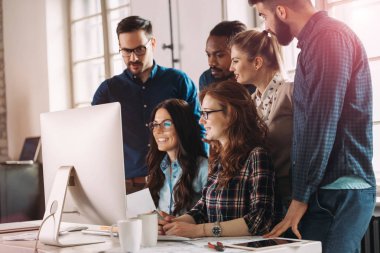 Resim birlikte modern ofisinde çalışan mimarlar