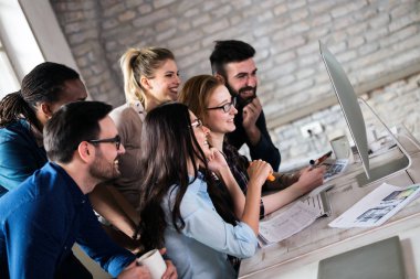 Resim birlikte modern ofisinde çalışan mimarlar