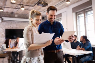 Ofiste tartışan genç çekici Mimarlar portresi