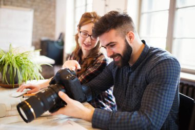Resim birlikte modern ofisinde çalışan mimarlar