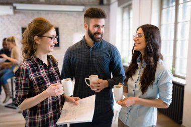 Ofiste tartışan genç çekici Mimarlar portresi
