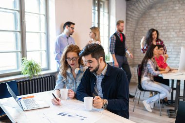 Tasarımcı ofisinde çalışan mutlu yaratıcı iş arkadaşları