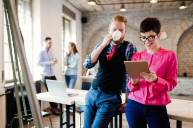 İş adamları iş yerinde eğleniyor ve sohbet ediyorlar.