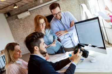 Fikirleri tartışmak ve ofiste beyin fırtınası şirket iş arkadaşları