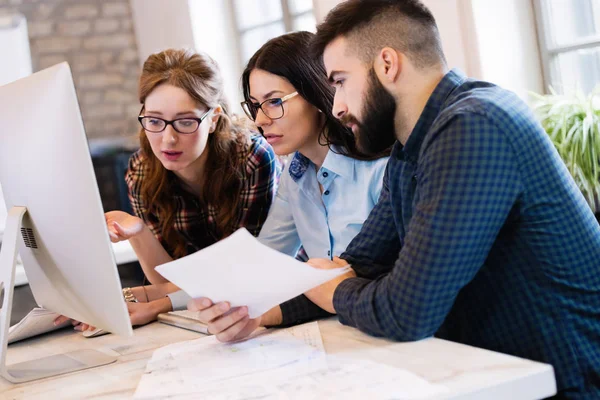 Bilde Arkitekter Som Arbeider Sammen Det Moderne Kontoret – stockfoto