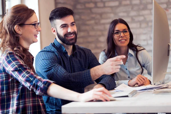 Resim birlikte modern ofisinde çalışan mimarlar