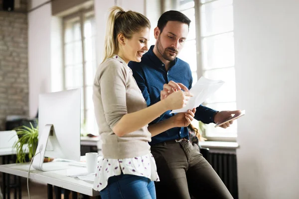 Porträtt Unga Attraktiva Arkitekter Diskuterar Office — Stockfoto