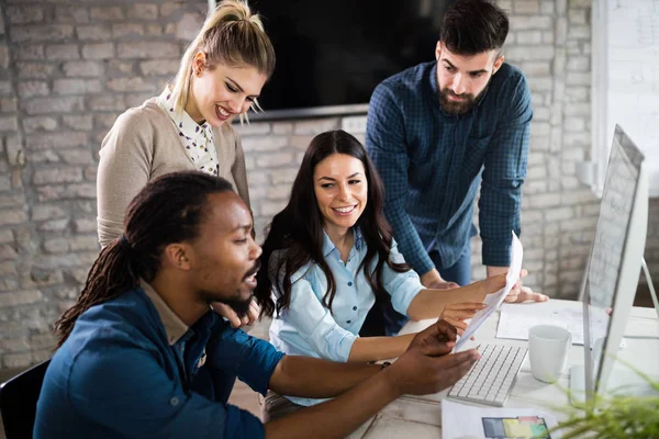 Resim birlikte modern ofisinde çalışan mimarlar