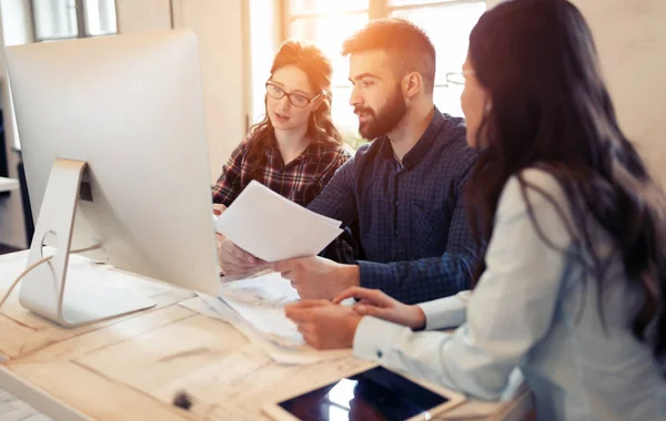 Imagen Arquitectos Trabajando Juntos Una Oficina Moderna — Foto de Stock