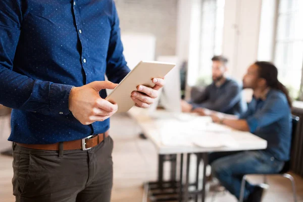 Foto Van Zakenman Met Digitale Tablet Modern Kantoor — Stockfoto