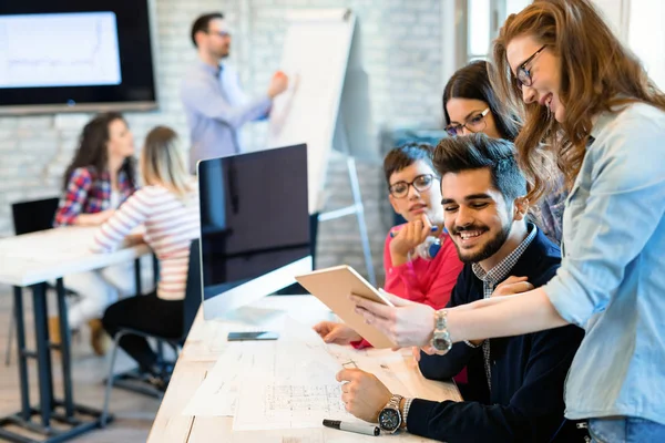 Joyeux Collaborateurs Créatifs Travaillant Dans Bureau Concepteur — Photo