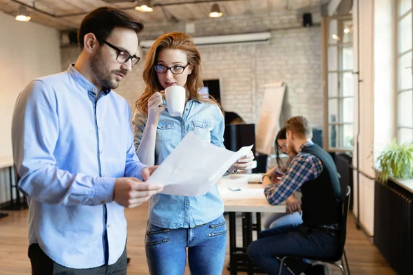 Coworking Kollegen Unterhalten Sich Arbeitsplatz Und Tauschen Sich Aus — Stockfoto