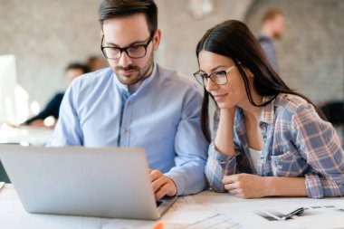 Resim birlikte modern ofisinde çalışan mimarlar