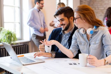 Yazılım mühendisleri şirkette proje ve programlama üzerinde çalışıyorlar.