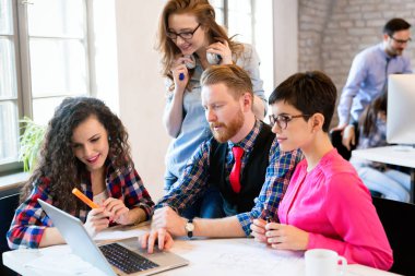 Fikirleri tartışmak ve ofiste beyin fırtınası şirket iş arkadaşları
