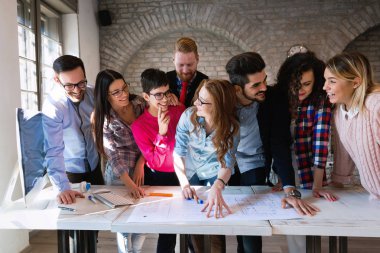 Yaratıcı genç iş adamları ve birlikte ofisinde çalışan mimarlar