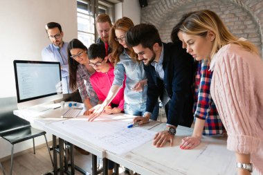 Yaratıcı genç iş adamları ve birlikte ofisinde çalışan mimarlar